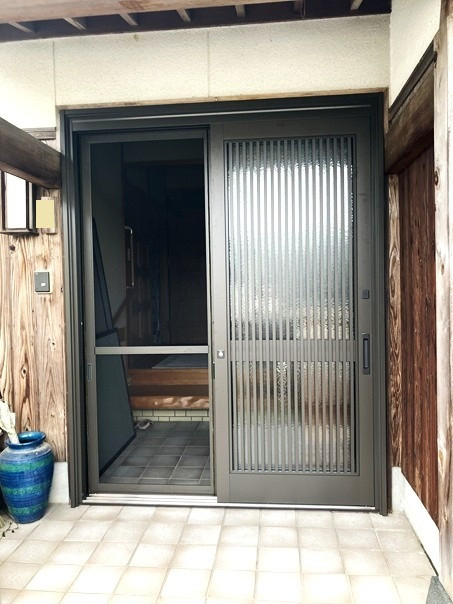 小林エコ建材の檜調ラッピング玄関からアルミ色の引戸への施工後の写真2