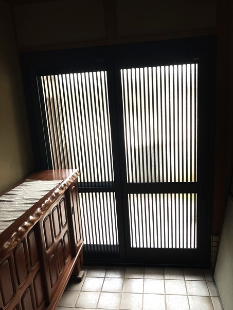 小林エコ建材の檜調ラッピング玄関からアルミ色の引戸への施工後の写真3