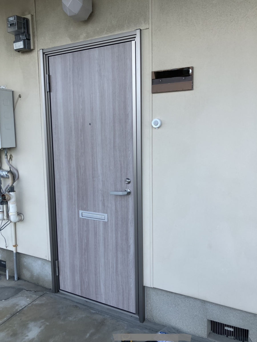 小林エコ建材の選ばれる物件へ。空き室対策につながるアパートドア交換工事の施工後の写真1