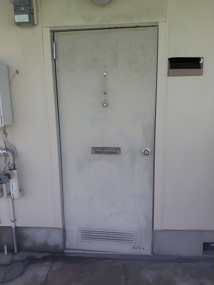 小林エコ建材の選ばれる物件へ。空き室対策につながるアパートドア交換工事の施工前の写真1