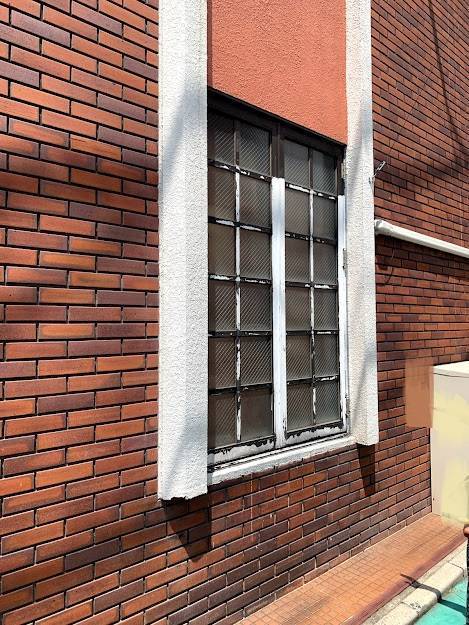 小林エコ建材のテイクアウトのお客様のために、窓の取替とひさしの取付けをしたい。の施工前の写真1