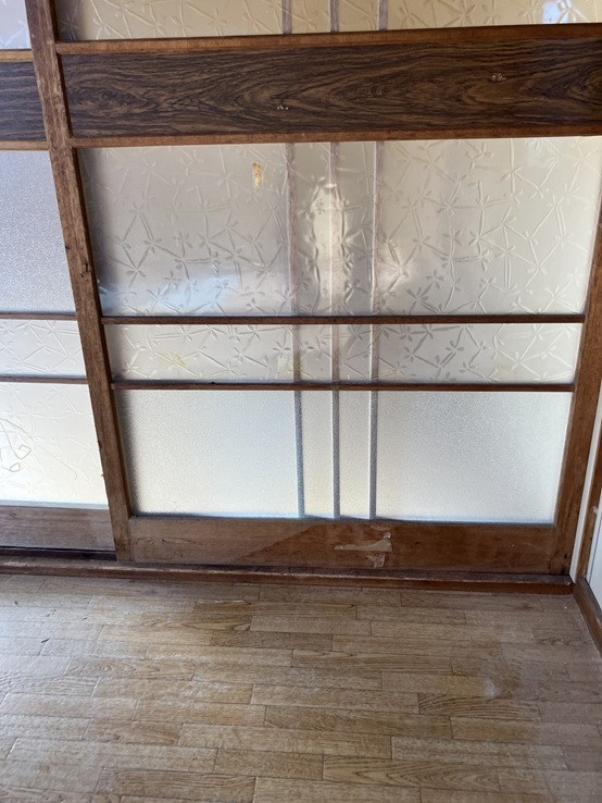 小林エコ建材の古い室内建具の割れたガラスを安全なアクリル板へ交換しましたの施工後の写真1