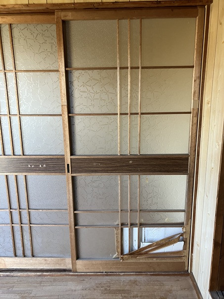 小林エコ建材の古い室内建具の割れたガラスを安全なアクリル板へ交換しましたの施工前の写真1