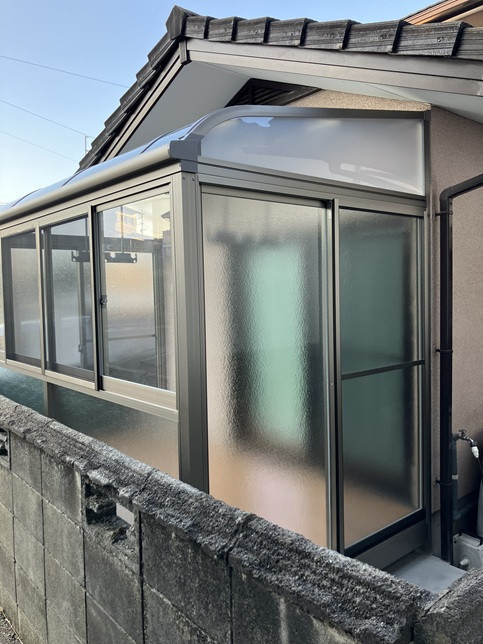 小林エコ建材の使っていなかった裏庭が大変身!   洗濯がラクになるテラス囲い取り付け工事の施工後の写真1