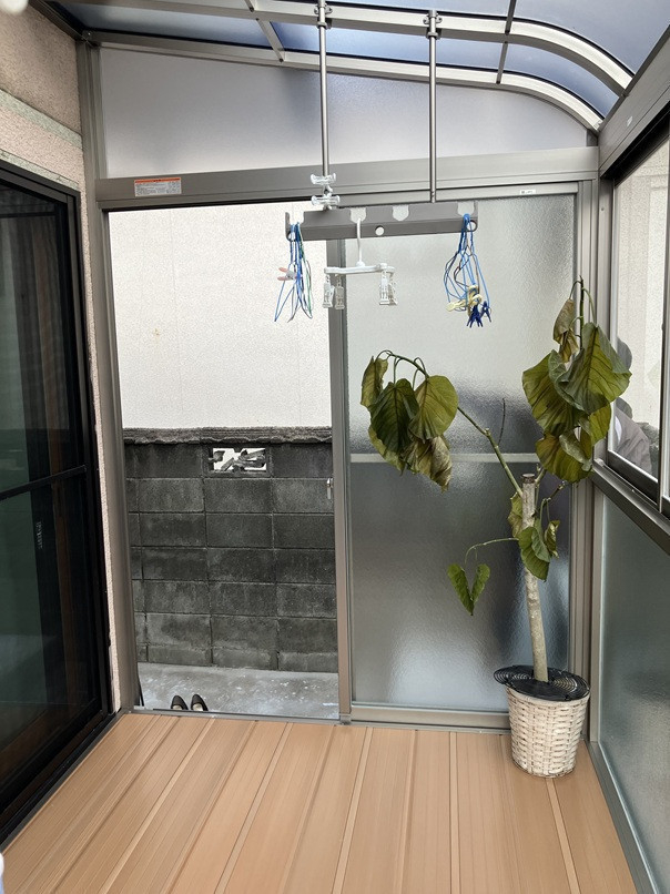 小林エコ建材の使っていなかった裏庭が大変身!   洗濯がラクになるテラス囲い取り付け工事の施工後の写真2