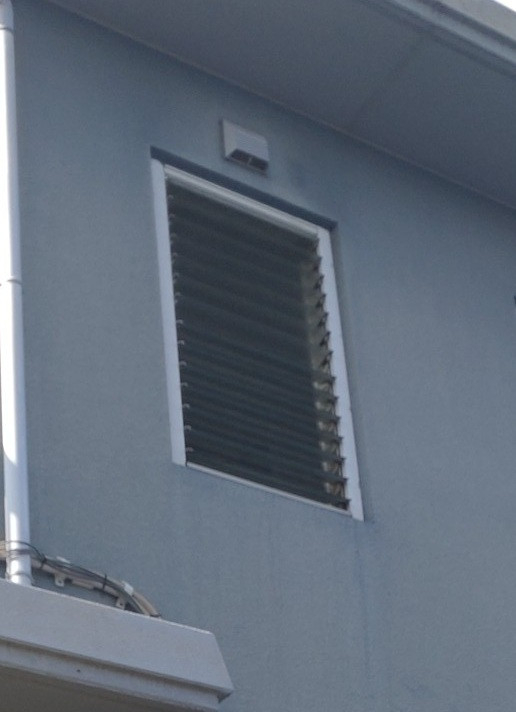 小林エコ建材の浴室窓を半日で交換!カバー工法施工の施工前の写真1