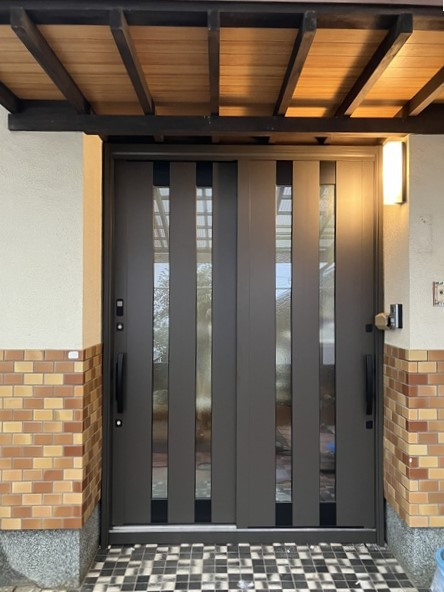 小林エコ建材の【飯塚市】モダンな玄関へ一新の施工後の写真1