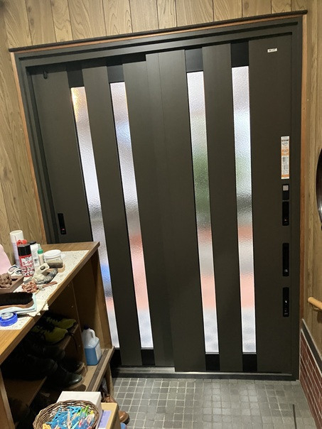 小林エコ建材の【飯塚市】モダンな玄関へ一新の施工後の写真2