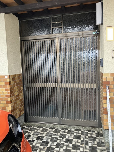 小林エコ建材の【飯塚市】モダンな玄関へ一新の施工前の写真1