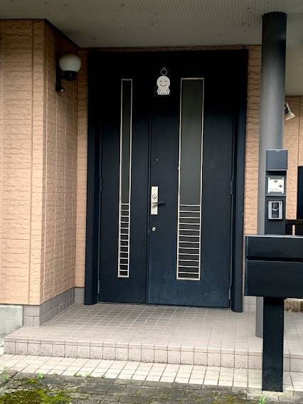 小林エコ建材のさらに上質で高級感のある玄関への施工前の写真1