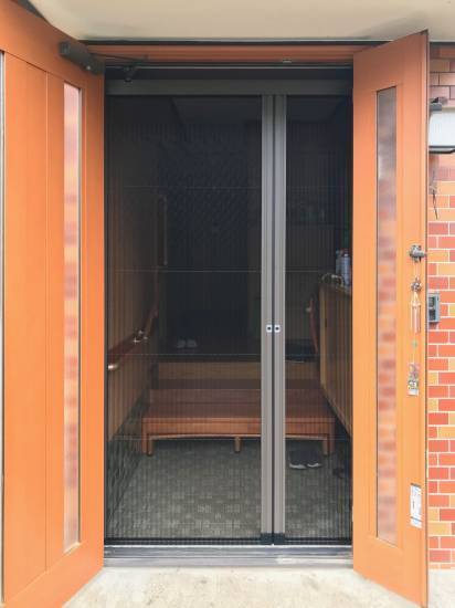 まどありー。の玄関に網戸を(写真の向きを改善)施工事例写真1