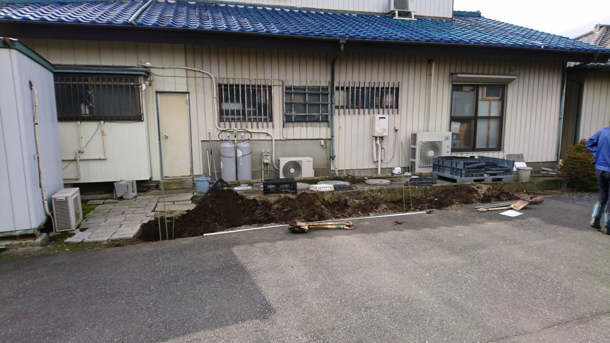 葵トーヨーのカーポート新設工事の施工前の写真2