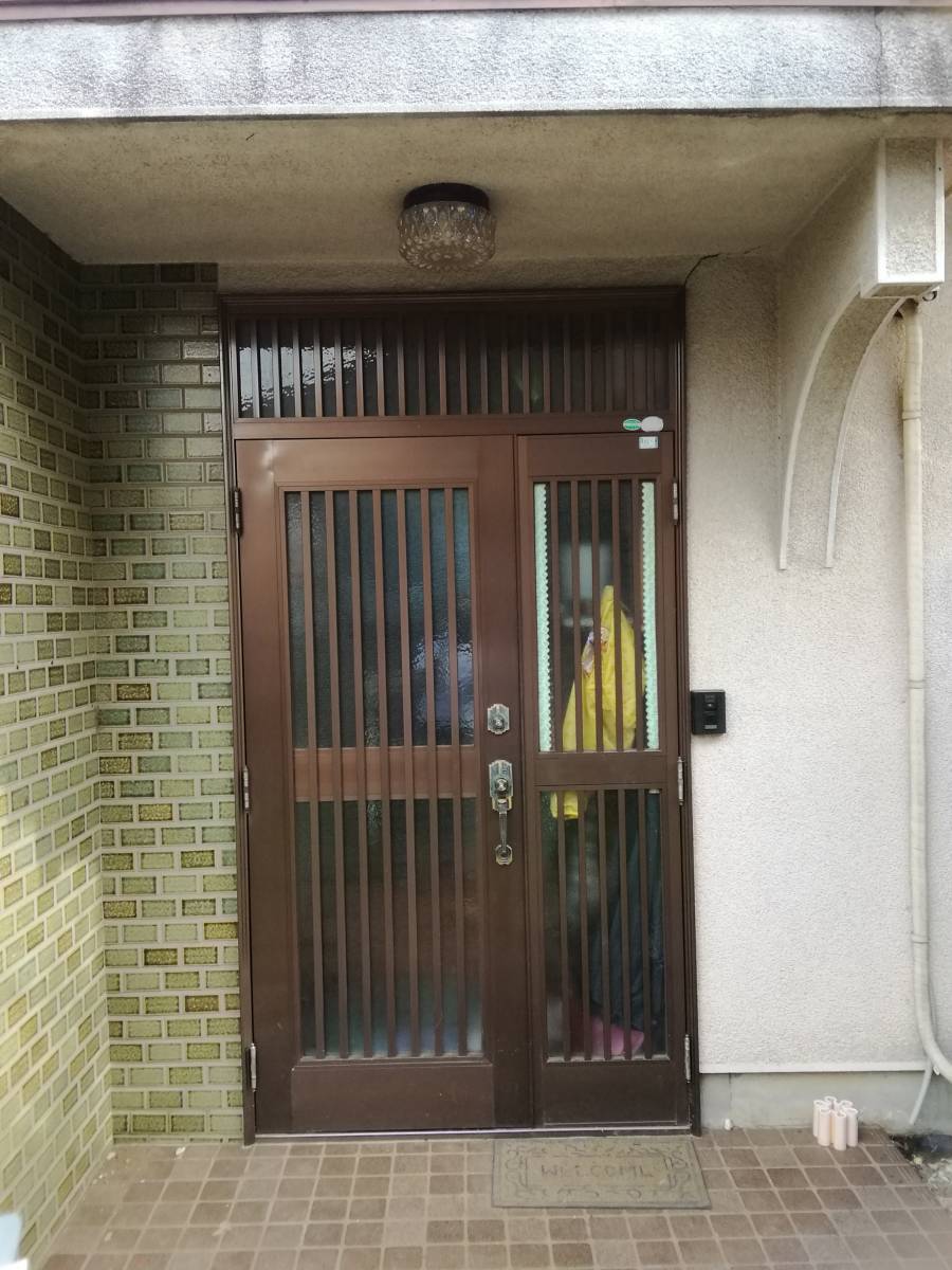 葵トーヨーの玄関ドア断熱改修工事の施工前の写真1