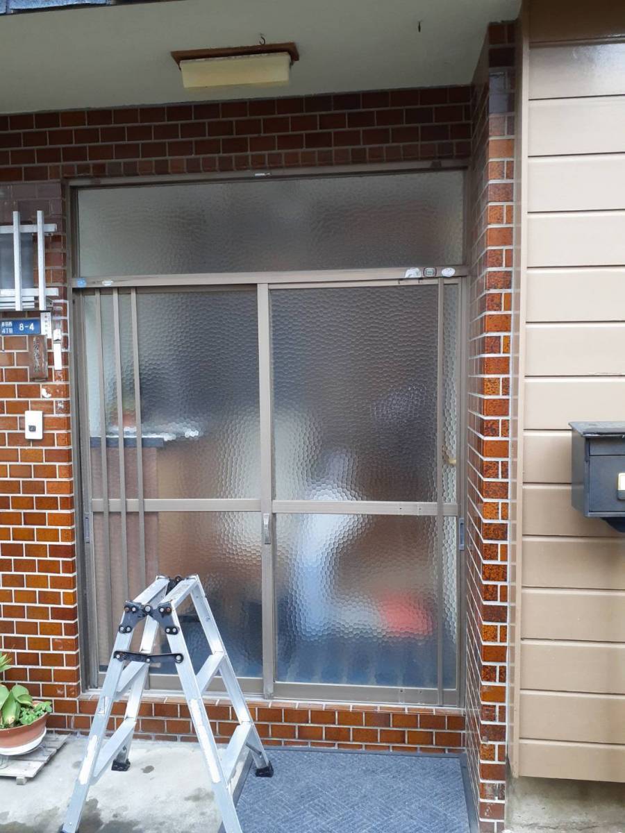 葵トーヨーの玄関引戸カバー工事の施工前の写真1