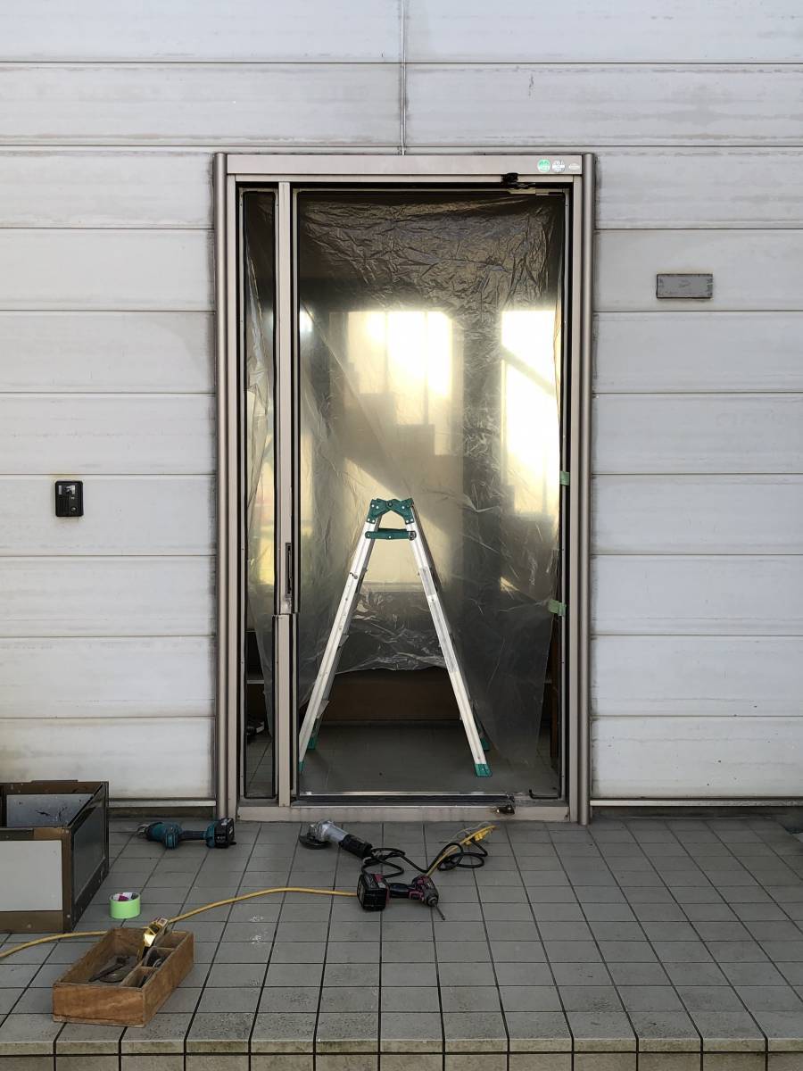 羽後トーヨー住器の高級断熱玄関ドアの表面が錆付いてきているので、今回どうしても交換したい。の施工前の写真2