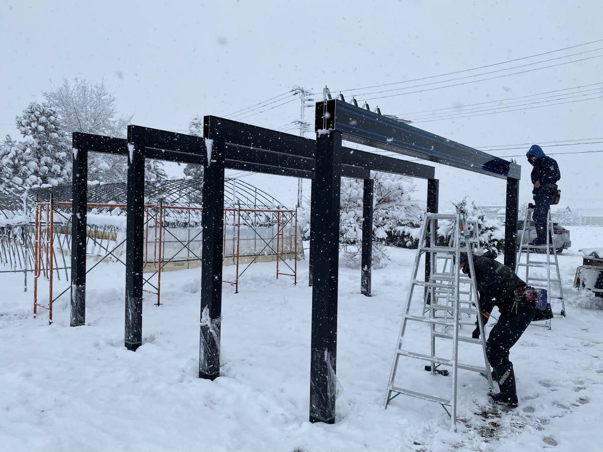 羽後トーヨー住器のカーポートST　５５５５サイズ6000タイプ　積雪200㎝対応　8本柱の施工後の写真1