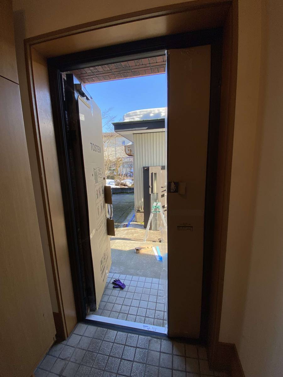 羽後トーヨー住器の断熱玄関ドアと風除室の同時施工の施工後の写真2