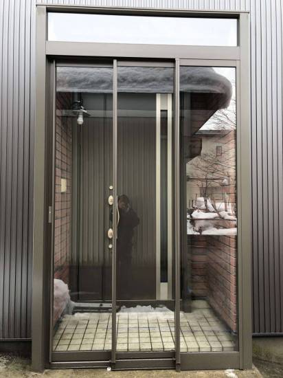 羽後トーヨー住器の断熱玄関ドアと風除室の同時施工施工事例写真1