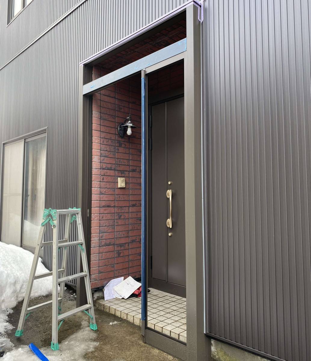 羽後トーヨー住器の断熱玄関ドアと風除室の同時施工（省エネ）の施工後の写真2