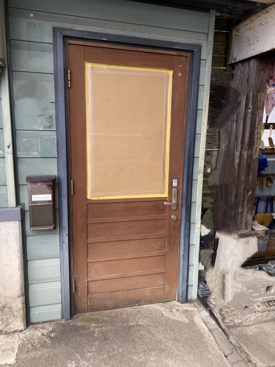羽後トーヨー住器の既存木製玄関ドアからアルミ玄関ドアへ交換の施工前の写真1