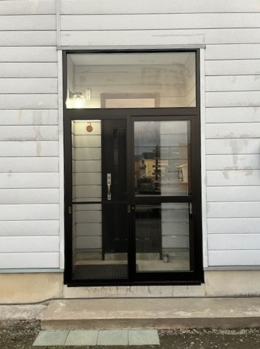 羽後トーヨー住器のホームページを見てお越しいただいたお客様からの受注です(風除室工事)の施工後の写真1