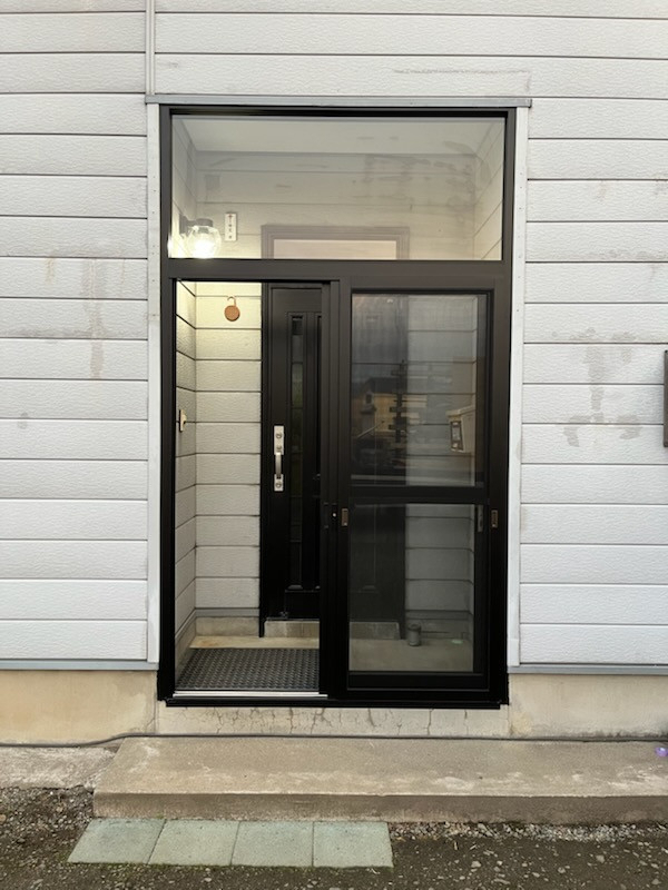 羽後トーヨー住器のホームページを見てお越しいただいたお客様からの受注です(風除室工事)の施工後の写真2