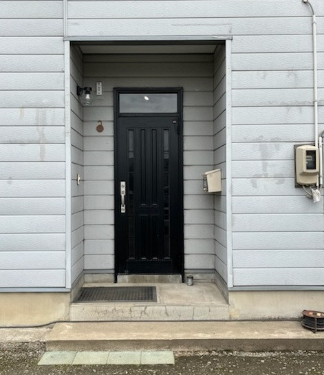 羽後トーヨー住器のホームページを見てお越しいただいたお客様からの受注です(風除室工事)の施工前の写真1