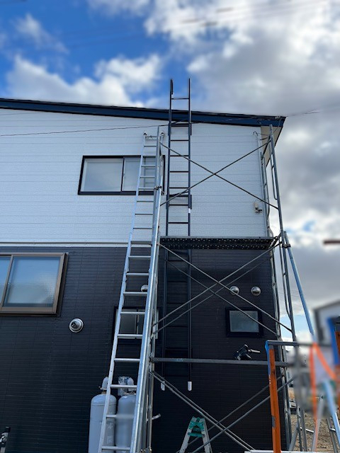 羽後トーヨー住器の屋根上の雪下ろしの為に昇るはしごの施工後の写真1