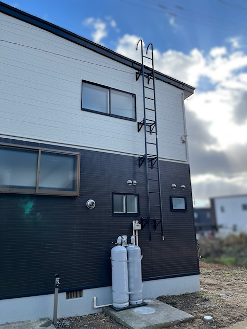 羽後トーヨー住器の屋根上の雪下ろしの為に昇るはしごの施工後の写真2