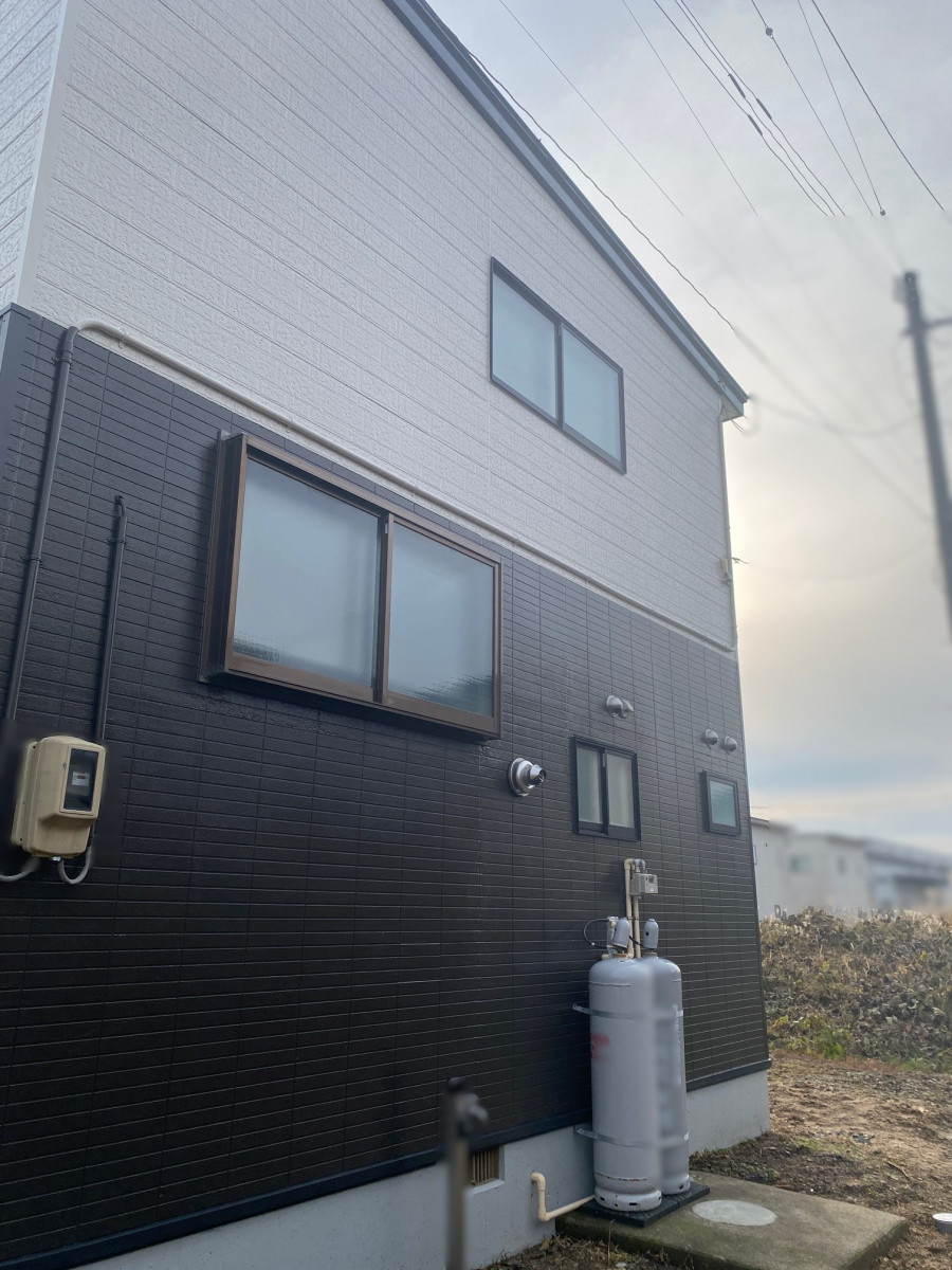 羽後トーヨー住器の屋根上の雪下ろしの為に昇るはしごの施工前の写真1