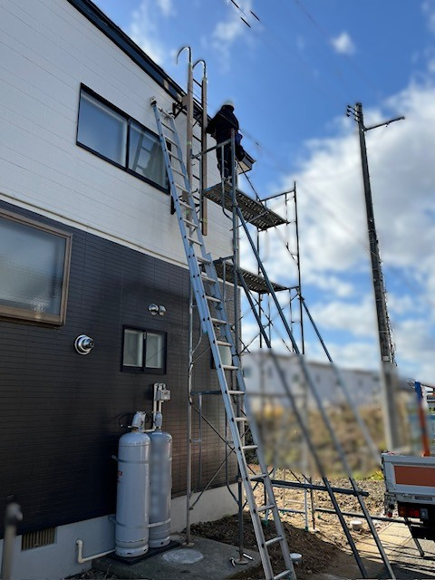 羽後トーヨー住器の屋根上の雪下ろしの為に昇るはしごの施工前の写真2