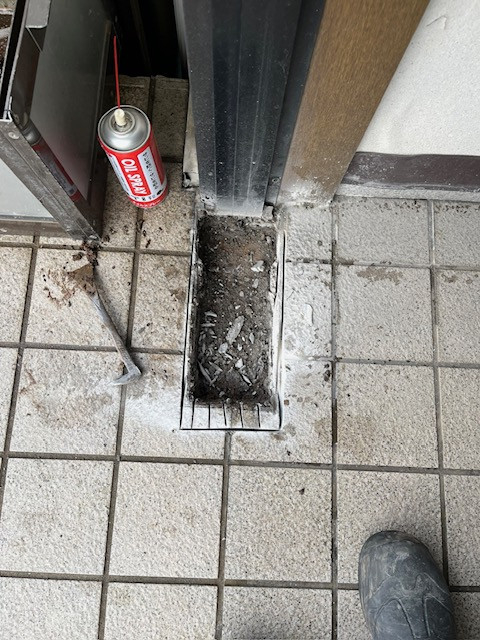 羽後トーヨー住器のフロアヒンジ交換の施工前の写真3