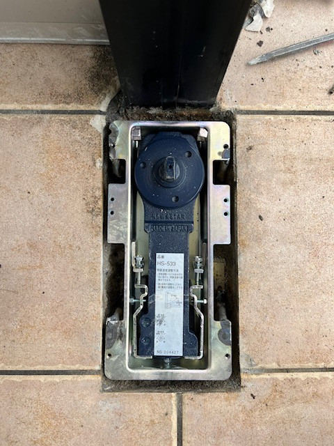 羽後トーヨー住器の店舗のフロアヒンジ交換の施工後の写真1