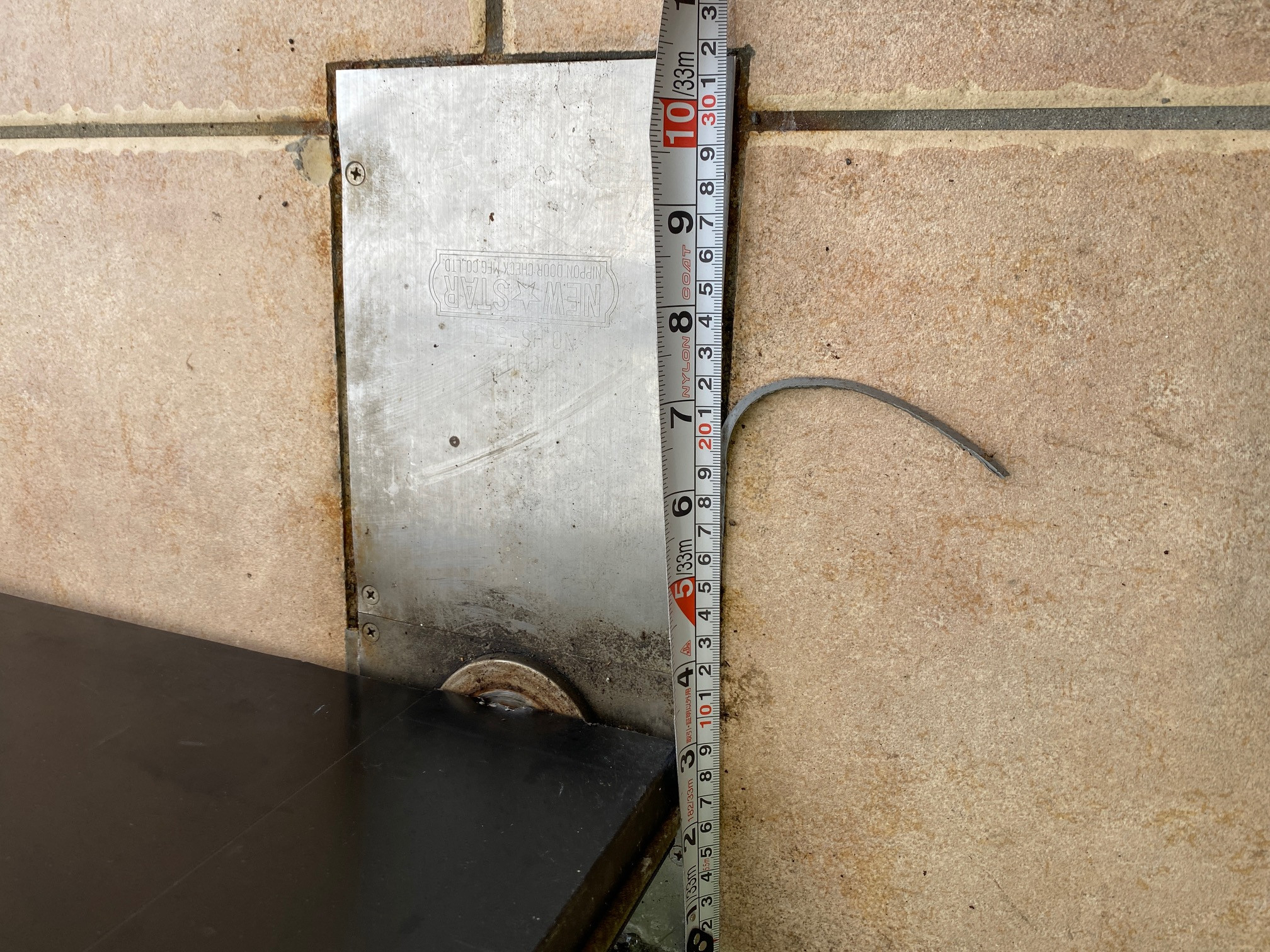 羽後トーヨー住器の店舗のフロアヒンジ交換の施工前の写真1