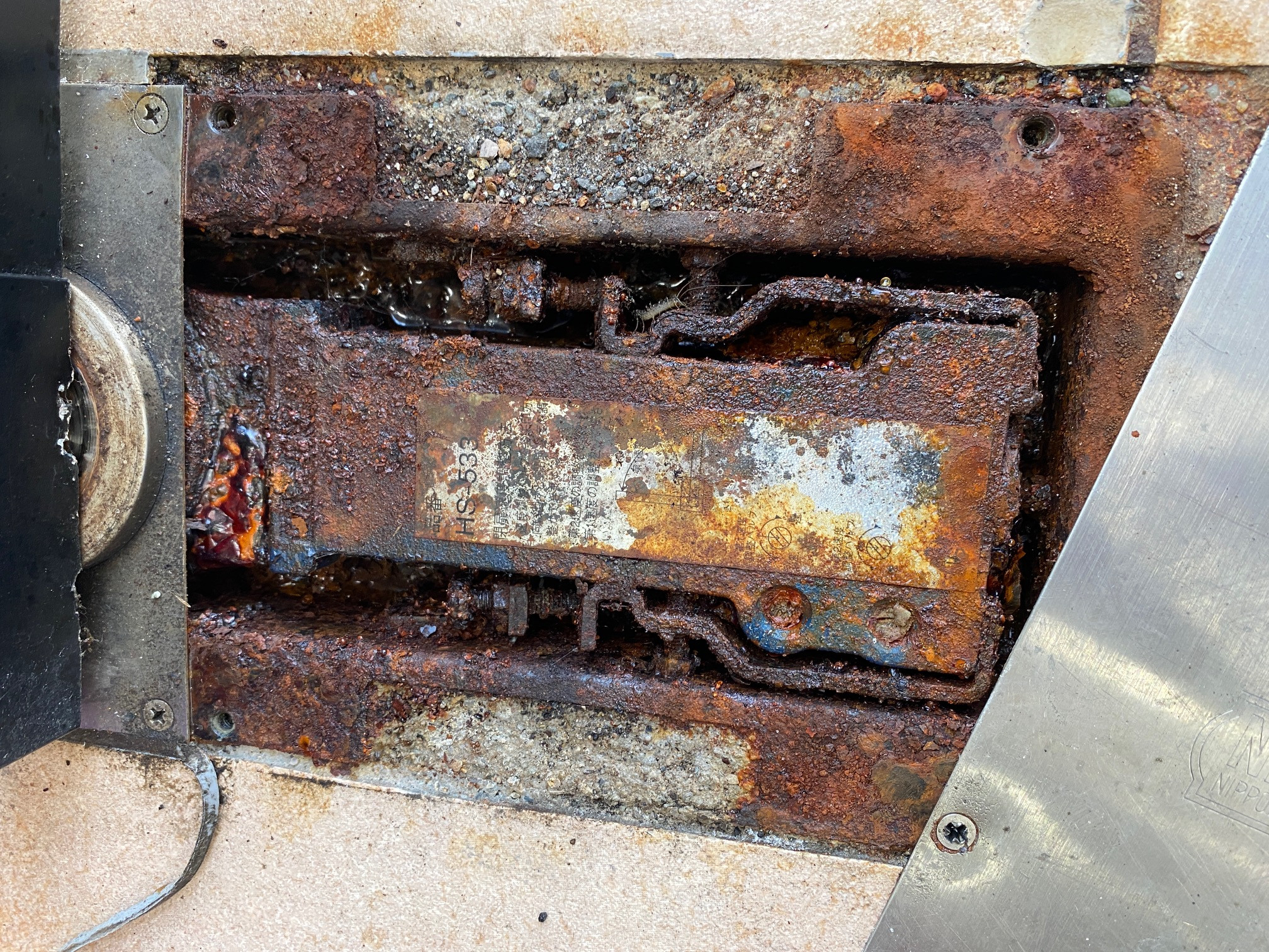 羽後トーヨー住器の店舗のフロアヒンジ交換の施工前の写真2