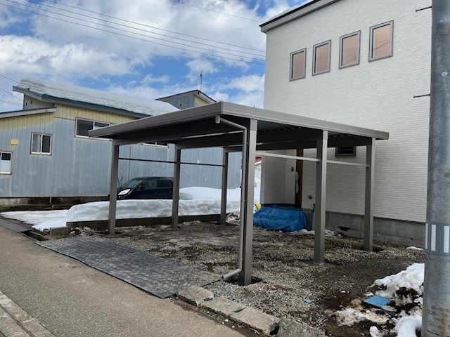 羽後トーヨー住器の雪の中でカーポート工事決行の施工後の写真1