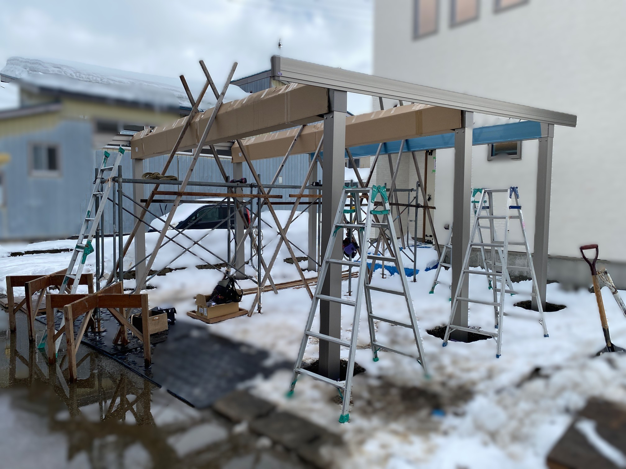 羽後トーヨー住器の雪の中でカーポート工事決行の施工前の写真1