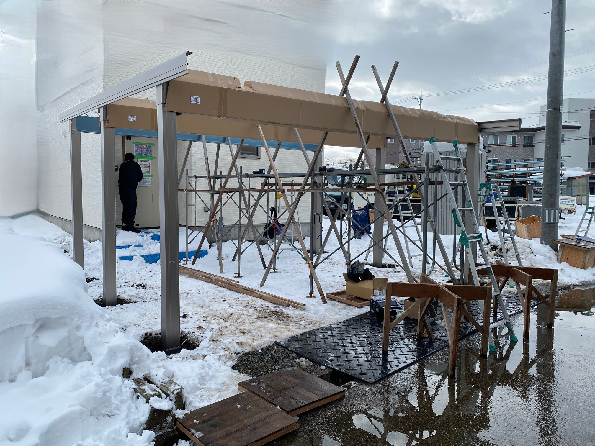 羽後トーヨー住器の雪の中でカーポート工事決行の施工前の写真2