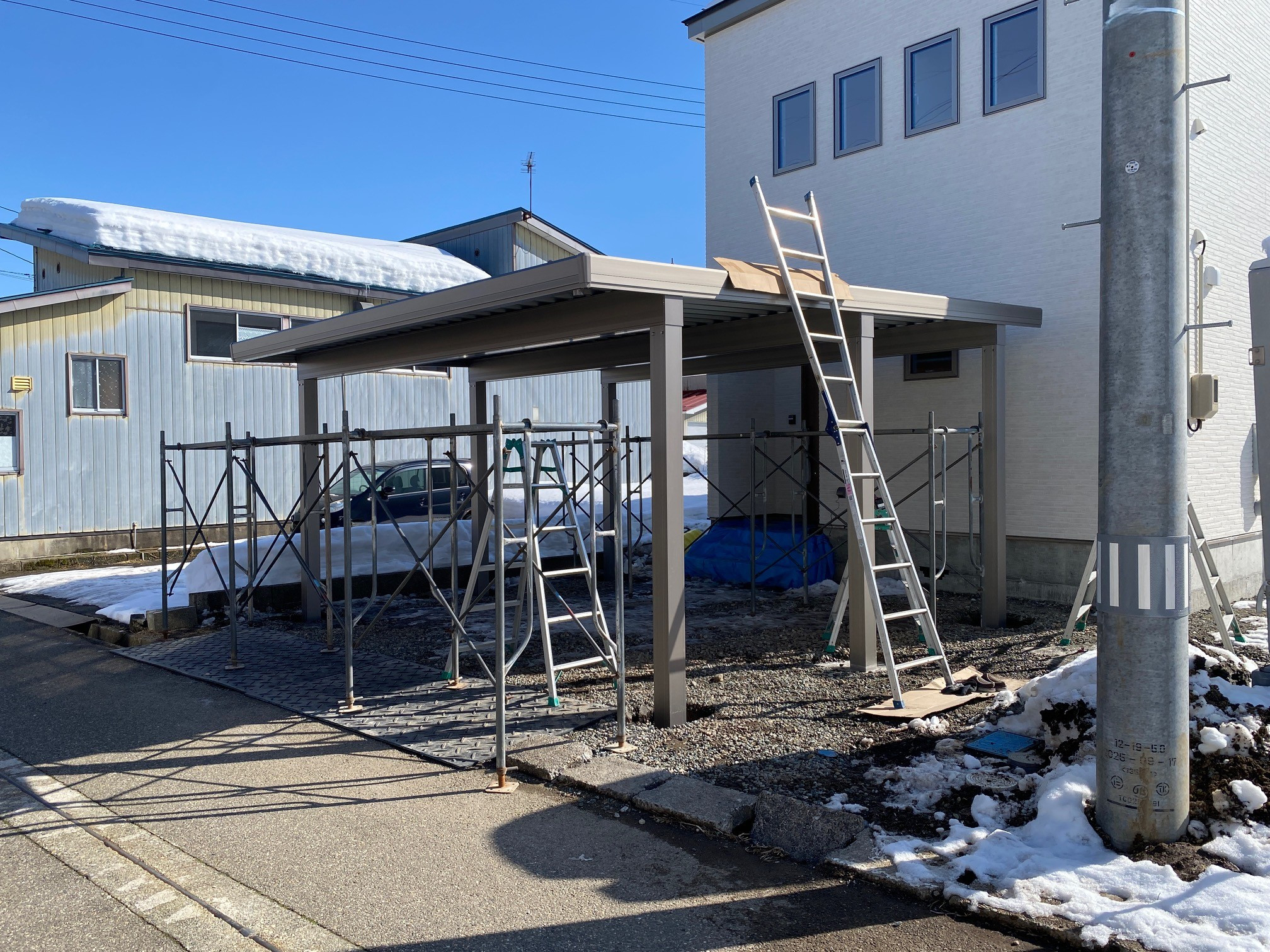 羽後トーヨー住器の雪の中でカーポート工事決行の施工前の写真3