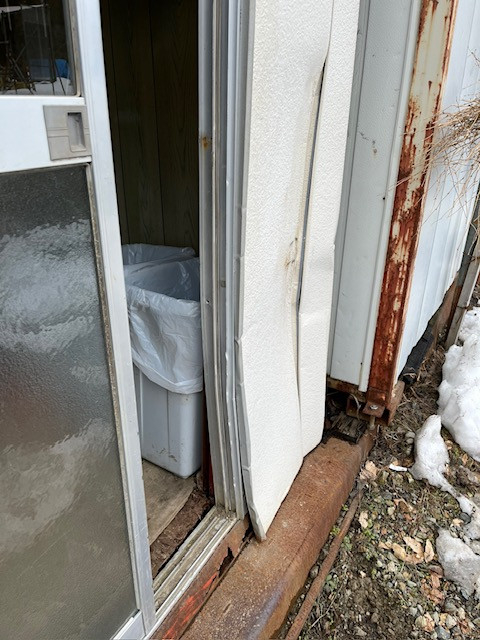 羽後トーヨー住器の壊れるまで使っていただいたサッシの交換工事の施工前の写真1