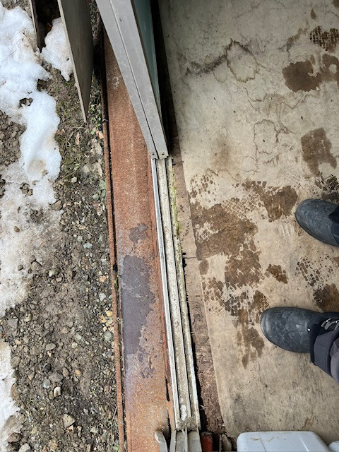 羽後トーヨー住器の壊れるまで使っていただいたサッシの交換工事の施工前の写真2