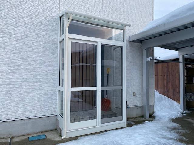 羽後トーヨー住器の玄関ドアをフルオープン出来る様に屋根付き風除室を取り付けました　*秋田県横手市*の施工後の写真1