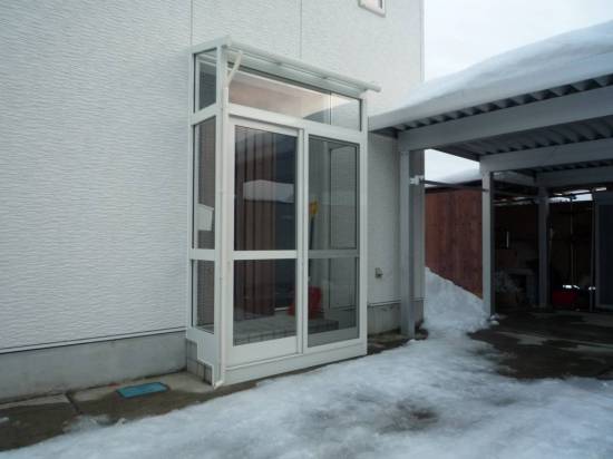 羽後トーヨー住器の玄関ドアをフルオープン出来る様に屋根付き風除室を取り付けました　*秋田県横手市*施工事例写真1