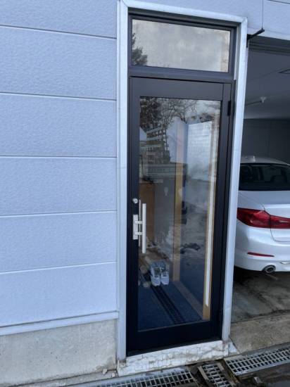 羽後トーヨー住器の旧新日軽框ドアからリクシルの框ドアへ交換施工事例写真1