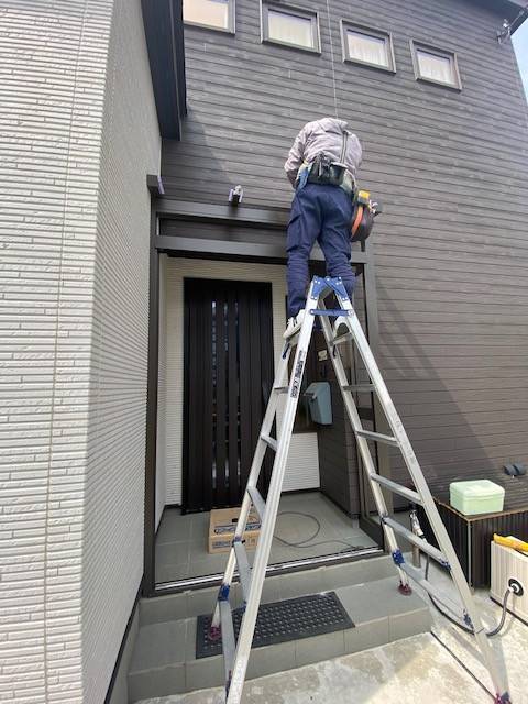 羽後トーヨー住器の玄関ドアを開けると建物よりも出てしまい、風除室が付かない？の施工前の写真2