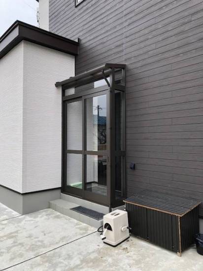 羽後トーヨー住器の玄関ドアを開けると建物よりも出てしまい、風除室が付かない？施工事例写真1