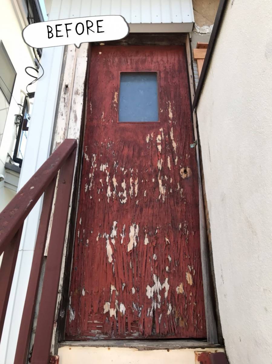 更埴トーヨー住器の木製ドアがボロボロなのでアルミ製に交換したいとご相談(長野市)の施工前の写真1