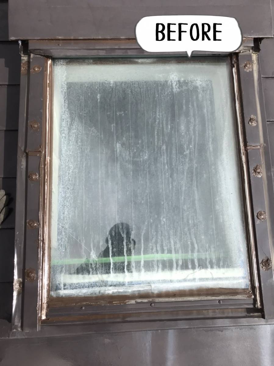 更埴トーヨー住器の天窓のガラスが降雪の重みで割れてしまいペアガラスなので間に水が溜まりだしたので交換したいとご要望の施工前の写真1