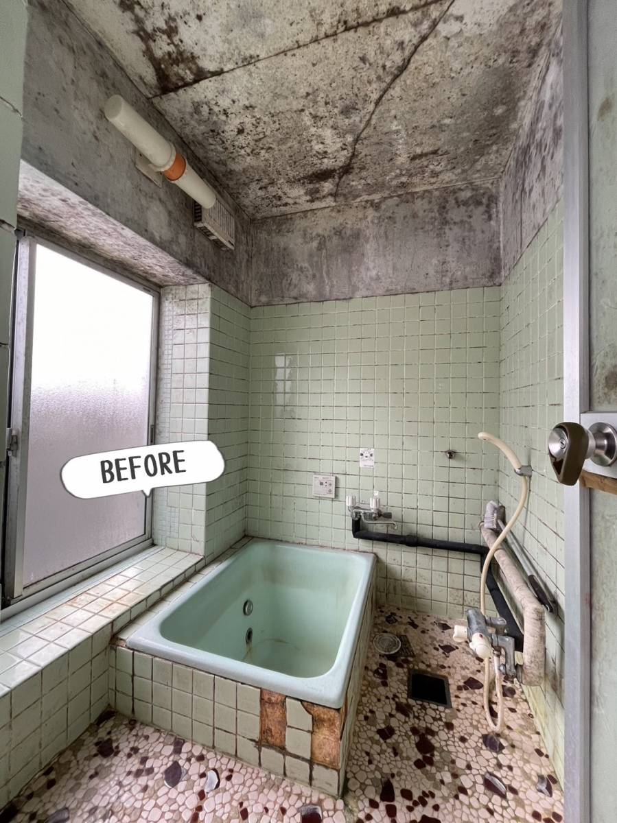 更埴トーヨー住器の古いお風呂で、窓も大きく寒いので補助金を活用しリフォームのご希望(千曲市)の施工前の写真1