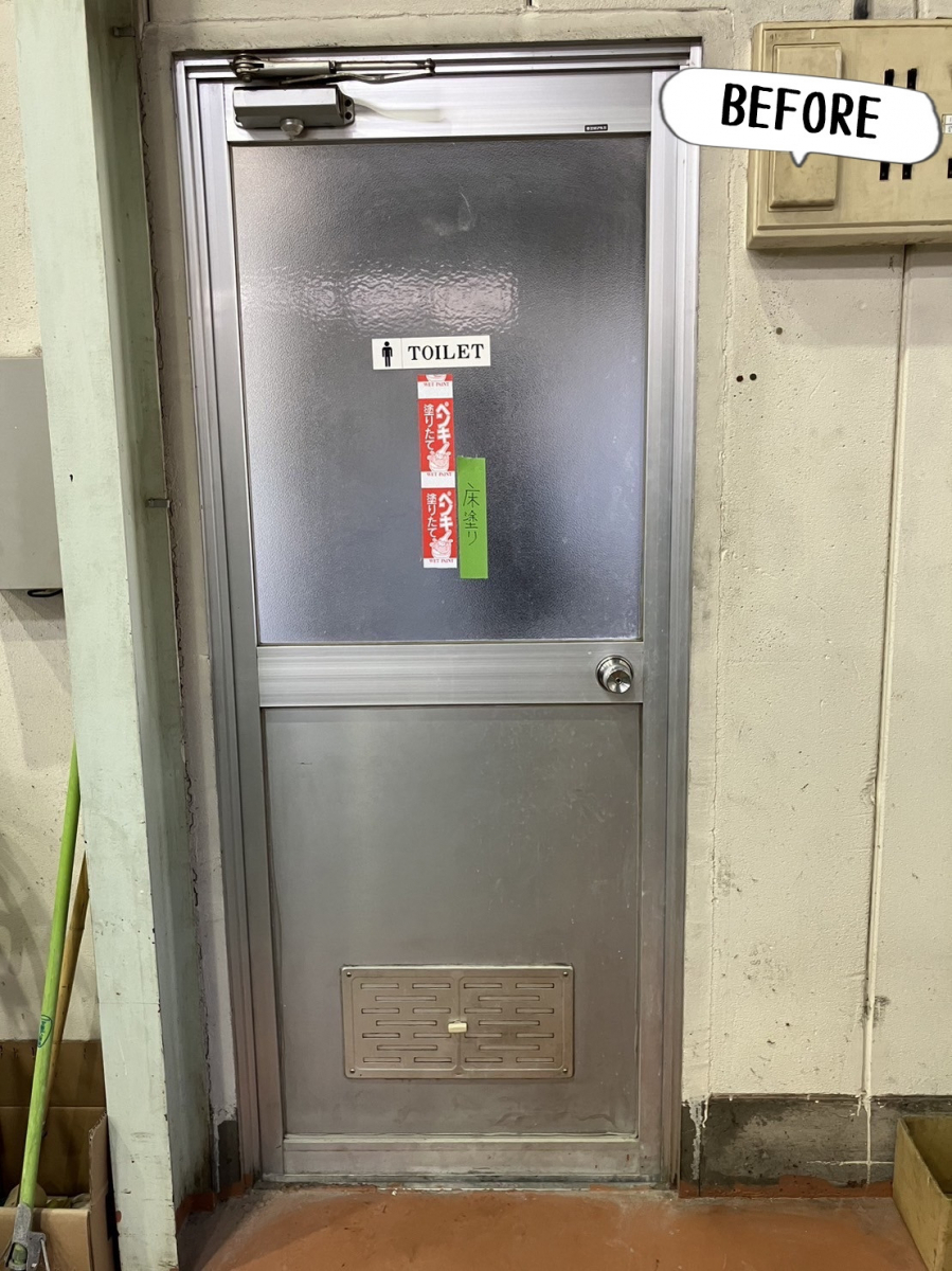 更埴トーヨー住器の工場のトイレ改修に伴いドア交換をご希望(千曲市)の施工前の写真1